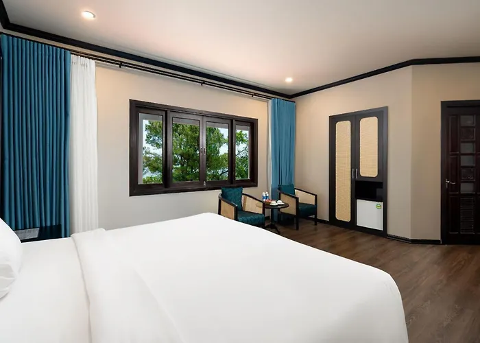 Tuan Chau 4* Ha Long